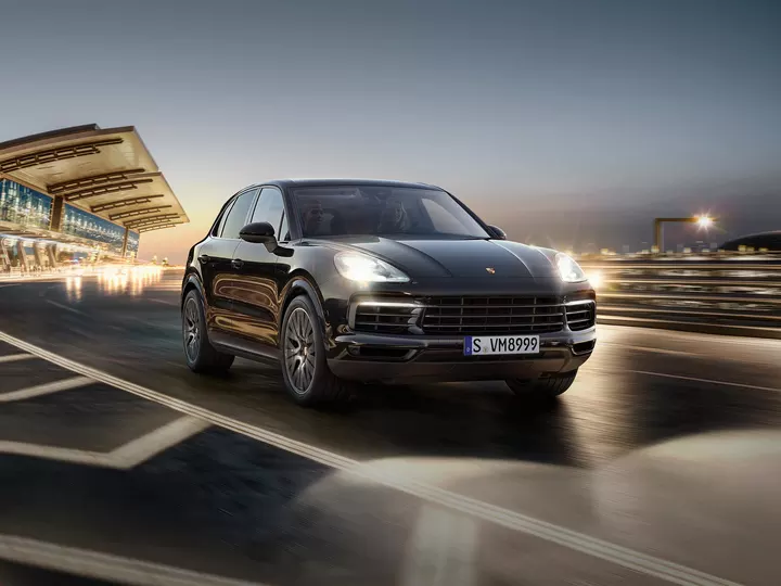 Автомобиль марки Porsche, модель Cayenne