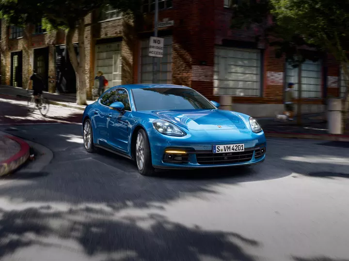 Автомобиль марки Porsche, модель Panamera