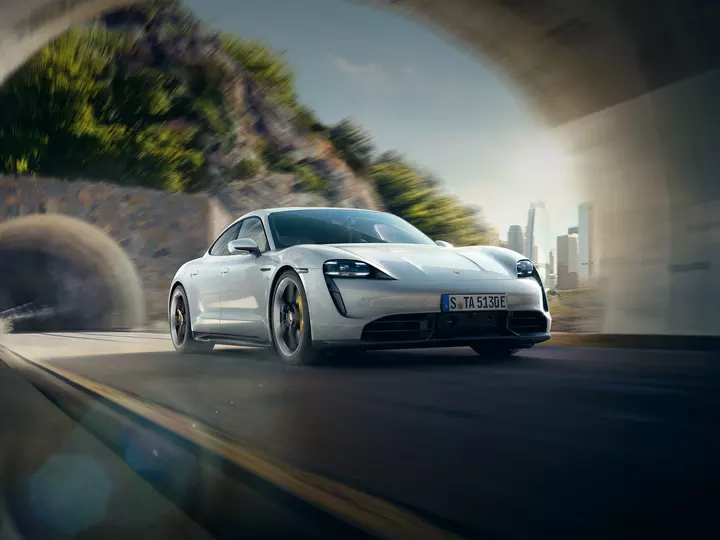 Автомобиль марки Porsche, модель Taycan